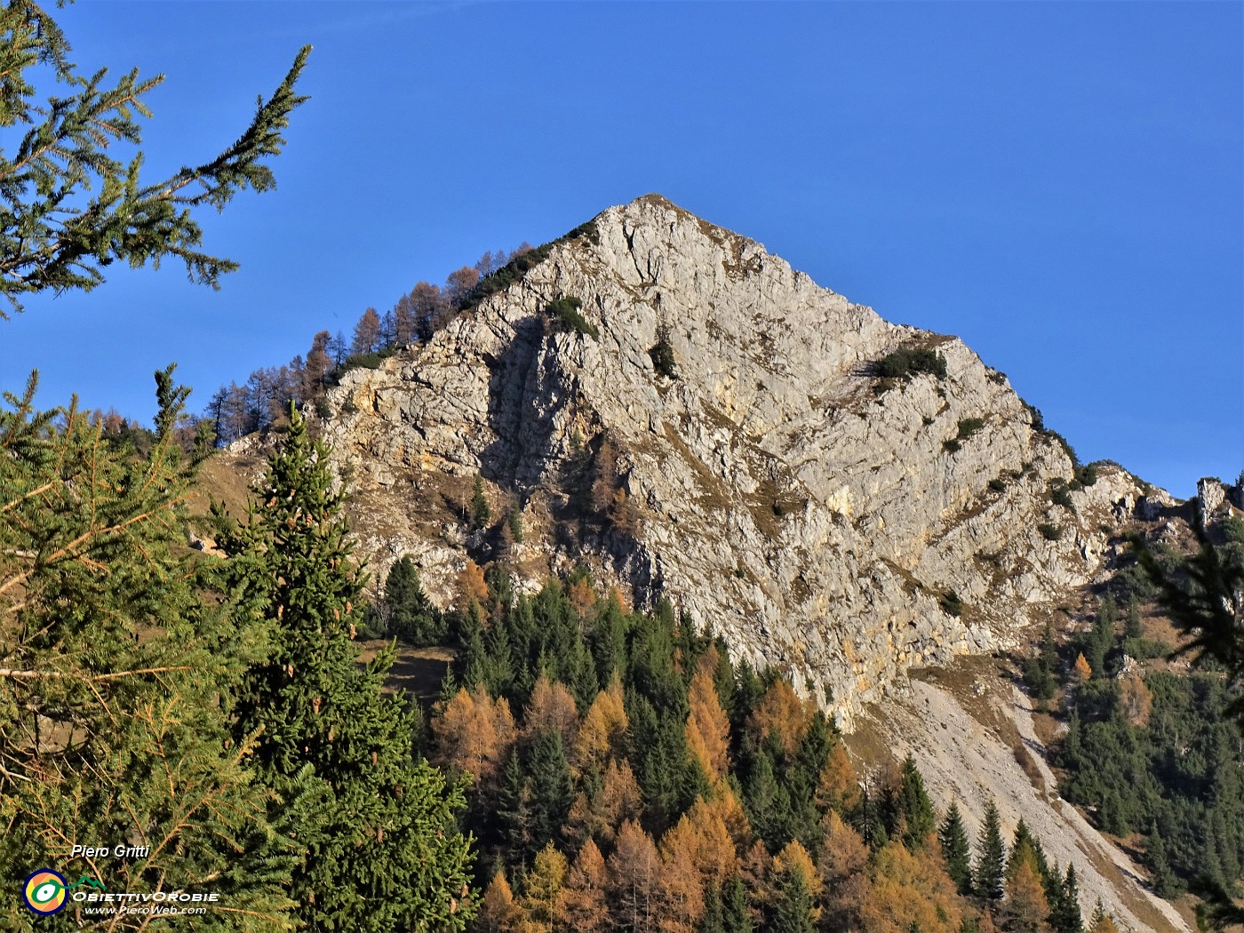 69 Sguardo indietro alla cima rocciosa versante sud del Pizzo Badile baciata dal sole.JPG